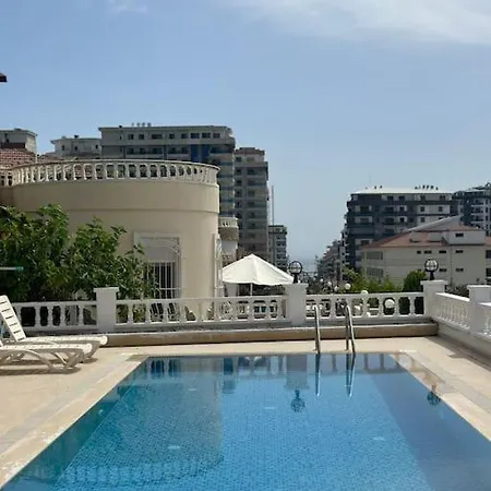 Gold Da Oezel Havuzlu Muhtesem ألانيا